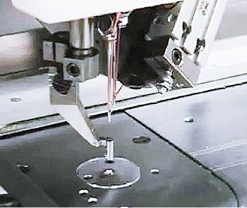 JUKI AMS-221ENTS3020 — Двухцветная строчка возможна при переключении игловодителя