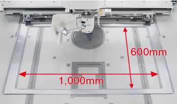 JUKI AMS-251 — Область шитья 1000 мм x 600 мм — идеально для декоративных строчек и крупных изделий