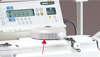 JUKI DNU-1541-7 — Вертикальный ход верхней прижимной лапки и прижимной лапки можно легко установить и изменить