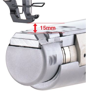 JUKI DSC-246 — Подъём прижимной лапки при помощи коленоподъёмника до 15 мм (на машине без обрезчика нити)