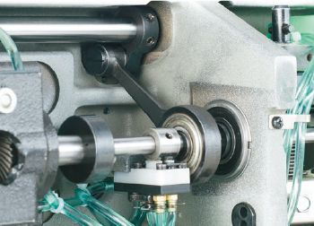 JUKI LU-2868AL-7 — Эксцентриситет кулачка привода продвижения регулируется