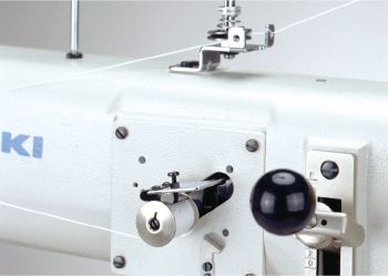 JUKI TU-273U — Намотчик шпульки встроен в переднюю часть машины